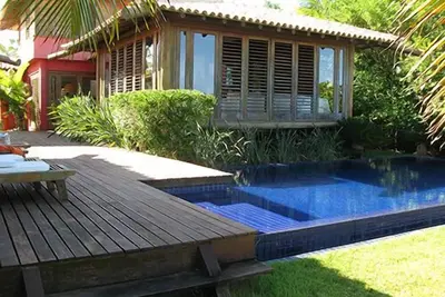 Image de Scenic Waterfront Villa - Piscine à débordement et paysage tropical