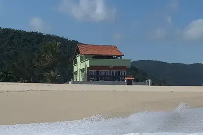 Image de Propriété spectaculaire face à l'océan sur une plage calme à une heure de Rio avec piscine