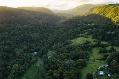 Image de Espace circulaire - Yourte en bois dans une ferme de forĂŞt tropicale humide / Permaculture