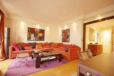 Image de 800 pieds carrés refait Apt près de la Seine, W / Lift & W / terrasse + A. C. jusqu'à la tour Eiffel