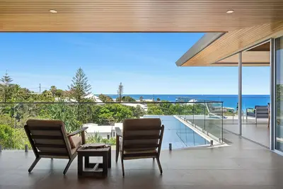 Image de Seven Surfside at Sunshine Beach, à seulement 250 mètres de la plage.