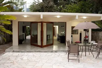 Image de Maison de plage en bord de mer confortable avec piscine, terrasse, barbecue