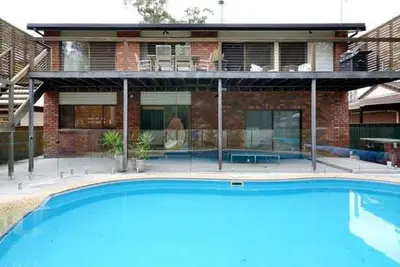 Image de Grande maison pour les animaux de compagnie avec piscine