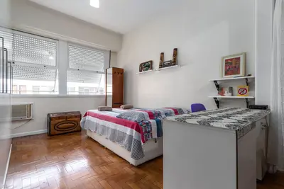 Image de Appartement confortable à deux pâtés de maisons de la plage