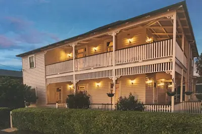 Image de Belle maison en face de la rivière et du centre aquatique et toboggan