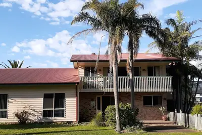 Image de Great House (6 b/r, 3 bath) 2 living+alfresco. \nClose to shops, beaches, walks.