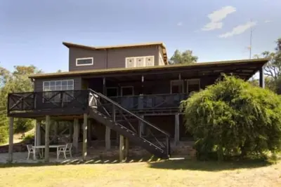 Image de Bin 63 Rustic Bush Retreat