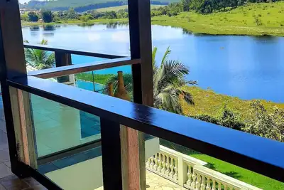 Image de Belle maison avec vue sur le lac. À côté du parc aquatique Thermas