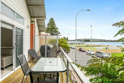 Image de Central, moderne et en bord de mer!