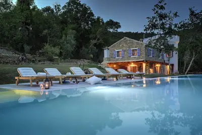 Image de Villa de luxe - Bien-être avec piscine à débordement de 25 m, endroit calme