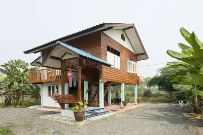 Image de Maison traditionnelle thaïlandaise en bois de teck à louer dans les régions rurales de Chiang Mai