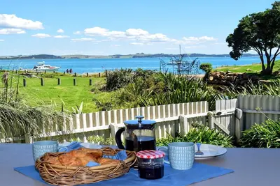 Image de Bay Retreat - Absolute Beachfront Holiday Home