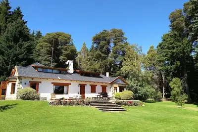 Image de Magnifique propriété au bord du lac située dans un acre de parc privé