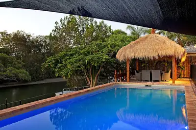Rivercove est Famille + Animaux acceptés avec votre propre plage privée et est très central!