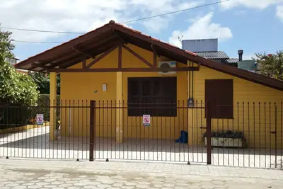 Image de Maison de 4 chambres avec air conditionné à Centrinho da Lagoa. Très bien situé.