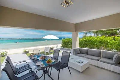 Luxueuse villa familiale les pieds dans l'eau