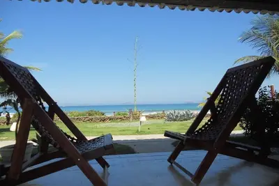 Image de Maison Front De Mer Dans Condominium De Luxe, Pied Dans Le Sable.