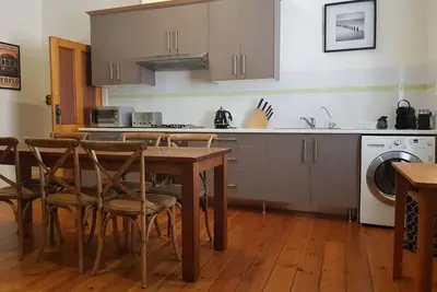 Image de Glenelg Beach House - Internet Wifi Gratuit, Netflix Et Parking
