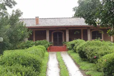 Image de Maison de campagne aérée, confortable et mitoyenne avec piscine, terrain et volley-ball
