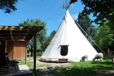 Image de Tipi \/ Tipi - Wacky Stays = six locations Uniques