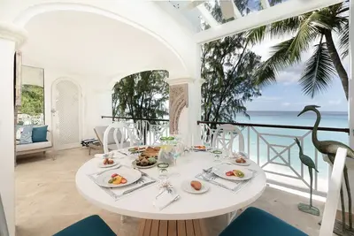 Image de Appartement de luxe avec vue panoramique sur la mer et jardins tropicaux