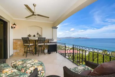 Image de Condo de charme avec vue sur l'océan spectaculaire / distance de marche de la plage