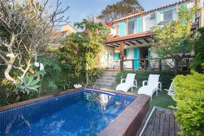 Image de La maison de plage parfaite avec terrasse, barbecue, piscine et vue sur la mer.