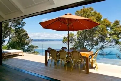 Image de Superbe villa de luxe au bord du lac Ă The Point