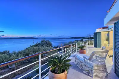 Image de Chic Vis - Villa Tempera - Beachfront, WiFi Boat Mooring, 1200 m2 Olive garden