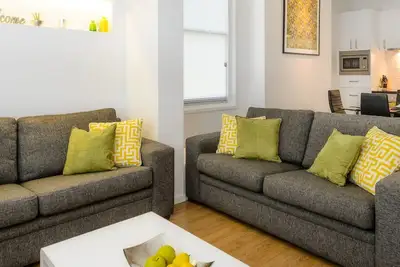 Image de Appartement moderne du centre-ville, Ă 6 minutes Ă pied du Cbd avec parking hors rue