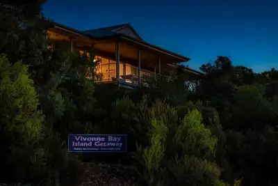 Image de Cette maison de vacances moderne de 4 chambres à coucher offre aux familles et aux couples une bonne escapade.