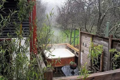 Image de Texada Art Retreat, bain à remous privé