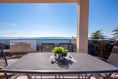 Image de Appartement de vacances avec vue sur la piscine et la mer