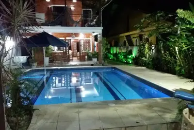 Image de Belle Sudden Camburi Avec Piscine Et Tres Verte