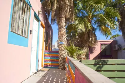 Image de Un appartement incroyable avec espace vert, jardin avec teable et des chaises dans le meilleur