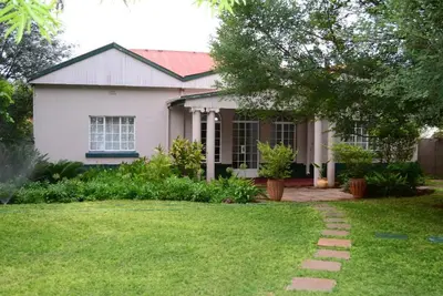 Une belle maison victorienne spacieuse entourée d'un magnifique jardin.