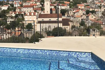 Image de Villa Kamena avec piscine extérieure dans le village méditerranéen traditionnel