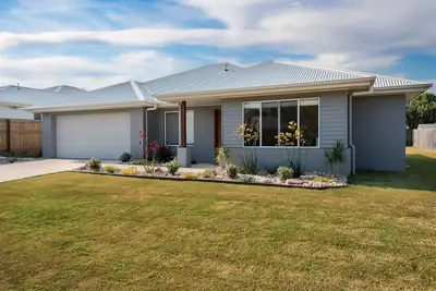 Image de Bonheur à la plage dans une nouvelle maison avec un immense jardin