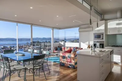 Image de Sandy Bay Sensation, une maison de luxe avec vue sur la rivière, la montagne et la ville de Hobart.