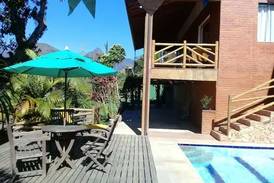 Image de Maison dans une belle copropriété au centre-ville d'Itaipava avec belle vue.
