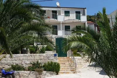 Image de L'île de Drvenik est une belle île des archipels de Trogir
