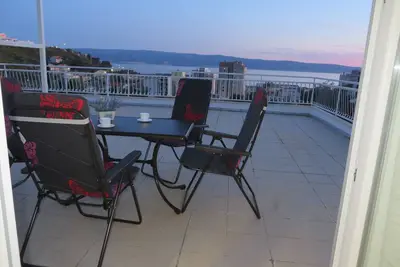 Grande terrasse avec vue magnifique sur la mer