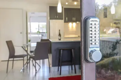 Appartement # 2 Br, salon spacieux, emplacement central à la Plaza