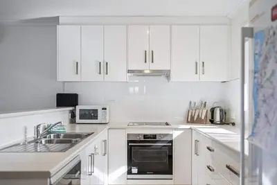 Image de Rosie's - 7 Guests | 3 Bedrooms | 3 Beds | 1 Bathroom - Master Bedroom: Queen bed, Bedroom 2: Queen bed, Bedroom 3: 1 Trio bunk (double bottom, single on top)