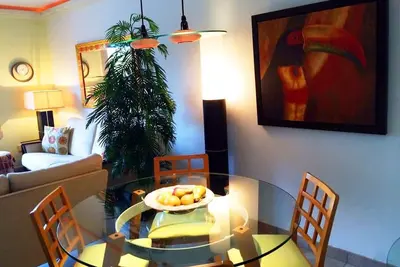 Image de Chic et romantique Marina Apartment; Peut accueillir 2 adultes / 2 enfants. Vues Ă couper le souffle.