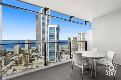 Image de Circle on Cavill - 1 Bedroom + Study Ocean Airbnb - 5 Night