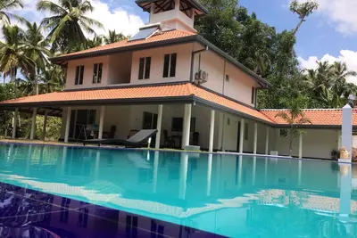 Image de paradis pour rester avec 12000m2 de jardin avec piscine dans la villa de l'aéroport anuhas