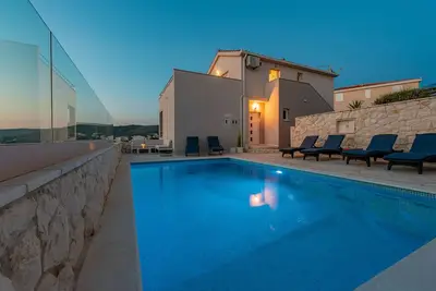 Image de \"Perfect runaway\" dans une baie tranquille avec vue sur la mer et la piscine, espace de détente-app 8 (pour8)