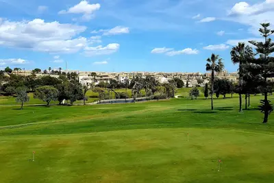 Image de Appartement calme pour les amateurs de golf avec grande terrasse et de belles vues