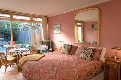 Image de Chambre Queen avec salle de bain spa King et cour privée